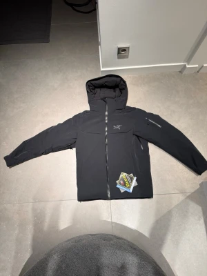 ARCTERYX MACAI DOWN JACKET - Arcteryx Macai Down Jacket | Strl M | Cond 10/10 HELT NY ALRDIG ANVÄND | Nypris 11999 /Mittpris 5000 OBS PRIS EJ HUGGET I STEN | Såklart äkta⚜️ | OBS INGET OG MEDFÖLJER