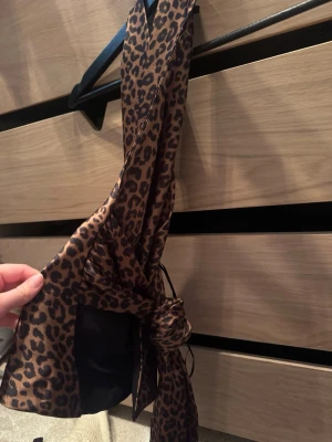 Leopardmönstrad topp  med knyt i ryggen - Snygg topp i leopardmönster med breda axelband och knyt i ryggen. Från zara, knappt använd! Som ny! Dm för fler bilder🧡