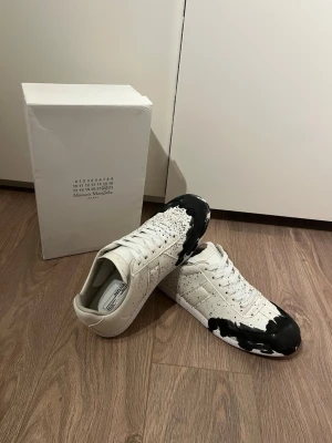 Maison margielas - Maison margiela gats. Storlek 43. Inte använda. Box medföljs och de skickas samma dag eller dagen efter! Hör av er vid frågor