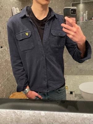 Lyle & Scott overshirt - Tja säljer min Lyle & Scott overshirt storlek 14-15 år men passar xs. Modellen är 178cm 52kg