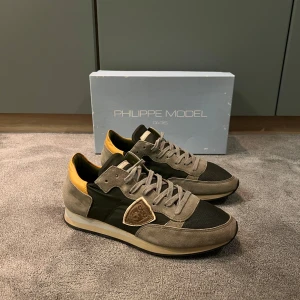 Philippe Model trainers - Tja! Nu säljer jag mina riktigt feta Philippe Model trainers i färgen grön. Skorna är riktigt snygga och passar till allt. Skick 10/10 använda ett fåtal gånger. Box ingår. Hör av dig vid minsta fundering eller prisförslag. 😊 skorna har blivit mer slitna nu än tidigare så innan köp be mig att skicka bild på hur dom ser ut! 