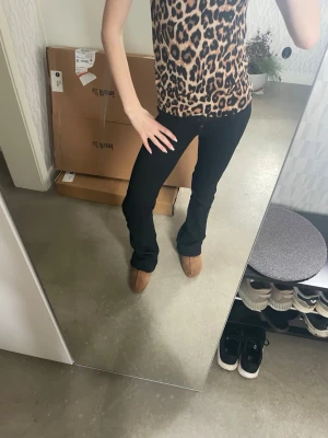 Leopardmönstrad ärmlös topp - Snygg ärmlös topp med leopardmönster och rund halsringning. Perfekt för dig som vill sticka ut med ett djuriskt print. Toppen har en tight passform och är superenkel att styla med både jeans och kjol.