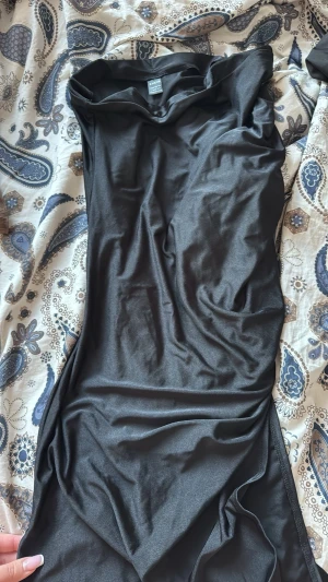 Svart kjol - Säljer en svart kjol.  en tight passform och är sydd i ett mjukt, stretchigt material som ger en snygg siluett. 