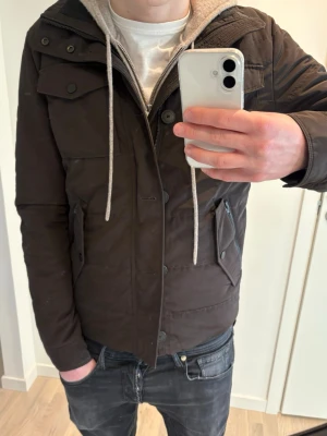 Field jacka  - Fet Field jacka från J.Lindeberg | Vädligt bra skick | Fin mörk brun färg | Storlek S | Modell: Bailey | Nypris: 3500 Mitt pris: 1599 | Skriv vid minsta fråga eller fundering 