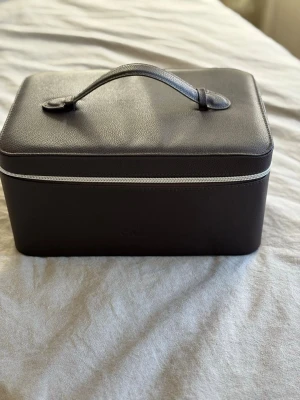 Mörkbrun sminkväska från caias julkalender 2025🤎🥥 - Lyxig och rymlig sminkväska från caias julkalender 2025. Det är boxen man fick när man köpte kalender den är mörkbrun med silvrig dragkedja och praktiskt handtag. Insidan är klädd i mjukt tyg och har hållare för borstar eller tex läpp pennor. Perfekt för att organisera dina skönhetsprodukter när du är ute och reser eller att ha hemma🥥🤎Om du har några frågor tveka inte på att höra av dig🤍🤎