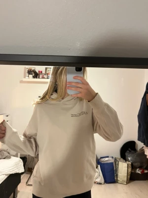 Beige hoodie  - Beige hoodie från new yorker med brunt tryck på bröstet. Hoodien har luva och är ett mjukt material 🩶 Står storlek L i den men den är absolut mer som en S/M