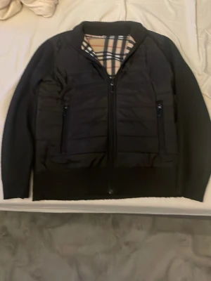 Svart cardigan  - En stilren svart cardigan storlek M. Priset är inte helt fast vid snabb försäljning. Tveka inte på att kontakta 