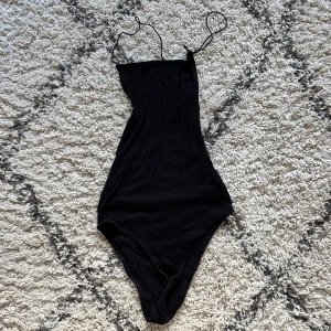 Svart body - Superfin svart body med öppen rygg och band!! 