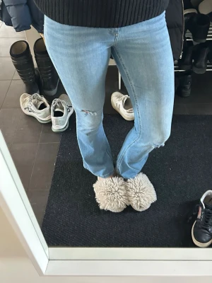 Ljusblå bootcut jeans med slitningar - Snygga ljusblå bootcut jeans från Only. Normalhögmidja och jeansen har slitningar.