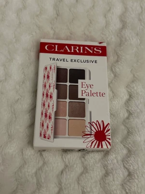 Clarins Eye Palette - Ögonskuggspalett från Clarins med olika nyanser i bruna, beige och rosa toner.
