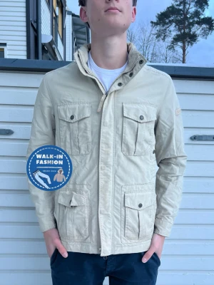 Woolrich Fieldjacket  - Tja! Säljer nu denna sjukt snygga fieldjacket fårn woolrich. Skick 8.5/10 riktigt bra med någon enstaka litet slitage som ej syns vid användning. Nypris ligger runt 4000kr men säljs nu för 999kr. Modellen är 181 och väger 67kg men passar allt mellan 171-182m. Hör av er vid dunder.