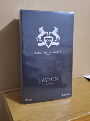 Parfums de Marly Layton 125ml - Säljer Parfumes de Marly Layton. Ny, oöppnad och implastad. Pris kan diskuteras vid snabb affär. Fraktar samma dag. Först till kvarn!