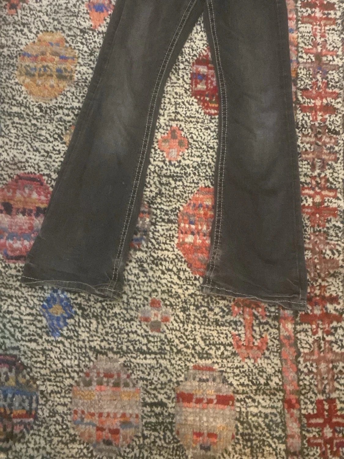 Svarta bootcut jeans med kontrastsömmar