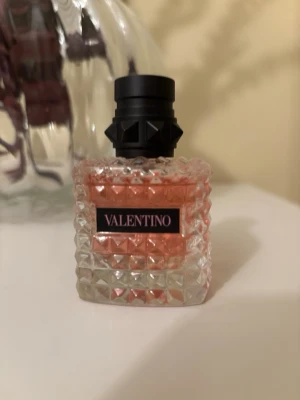 Valentino Born in Roma Donna Eau de Parfum - Säljer denna parfym som jag fick i julklapp men som ej kommer till användning. Har testat 1 gång så max 2 -3 tryck så den är i princip helt ny❣️ Org pris ligger på 1000 kr 🥰