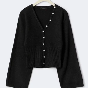 Svart kofta med vida ärmar - Snygg svart kofta med V-ringning och knappar framtill. Fint skick! 