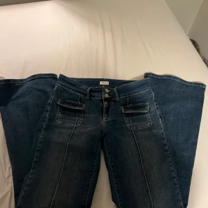 Blå bootcut jeans från Nelly  - Säljer ett par blå bootcut jeans från Nelly. Stolek 38❤️