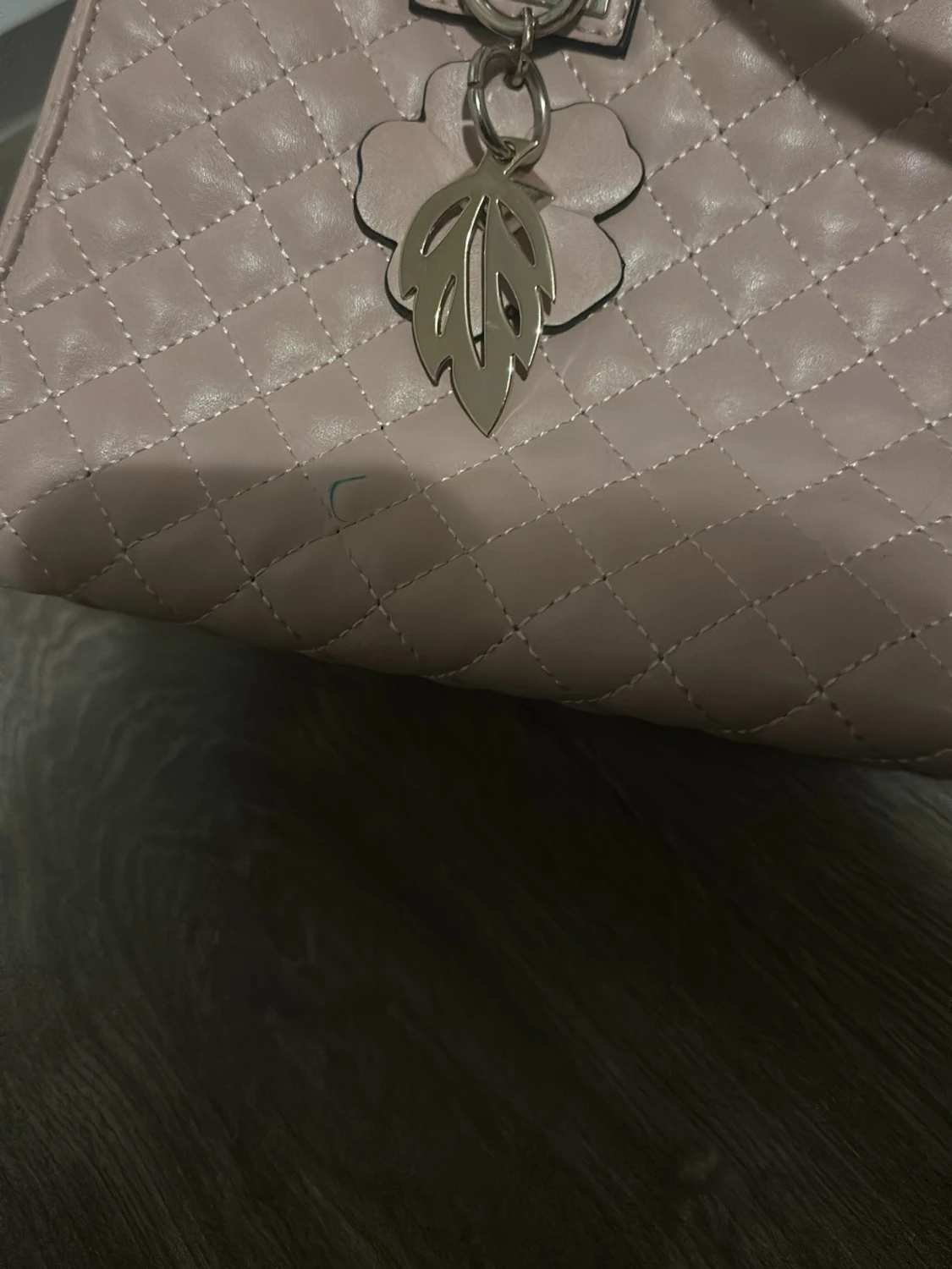 Ljusrosa quiltad handväska Guess - 3