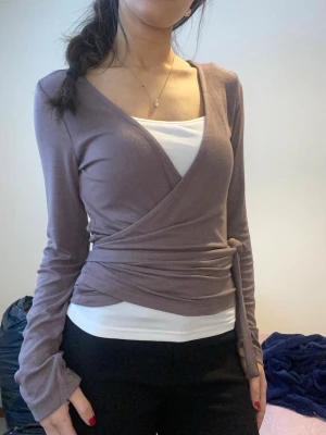 Ljusbrun omlottopp med knyt - Aldrig använt!