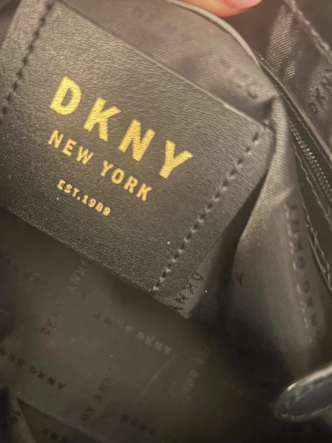 Svart handväska från DKNY? - 1