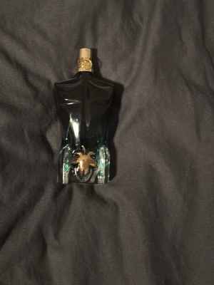 Jean Paul Gaultier Le Beau Parfym -  herrparfym från Jean Paul Gaultier, Le Beau. Använd Max 10 sprut och har runt 95% kvar i flaskan.