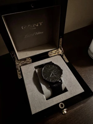 Svart Limited Edition GANT klocka - Snygg svart klocka från GANT Limited Edition med stilren urtavla och matchande svart armband. Kommer i exklusiv svart box med Limited Edition-tryck. Perfekt accessoar för dig som gillar klassisk och modern design. Behöver nytt batteri