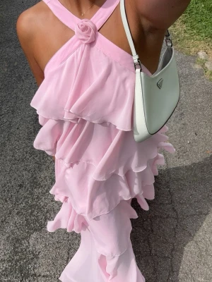 Felicia Wedin x Vero Moda - INTRESSEKOLL på min balklänning från 2024. Endast använd 1 gång. Storlek M men insydd till storlek S. Skriv privat vid intresse.