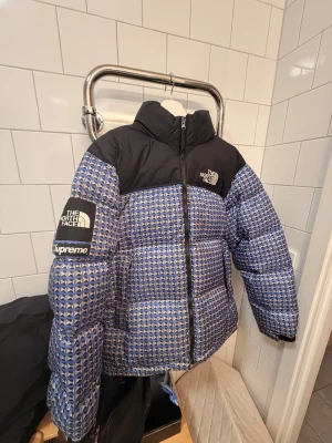 Supreme x The North Face pufferjacka - Storlek: M (passar både tjej och kille) Jackan är i mycket bra skick Kvitto finns!
