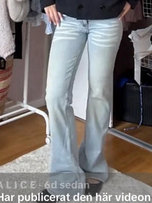 Weekday cheap monday Ljusblå bootcut jeans - Jeans från weekday cheapmonday, super snygga❤️