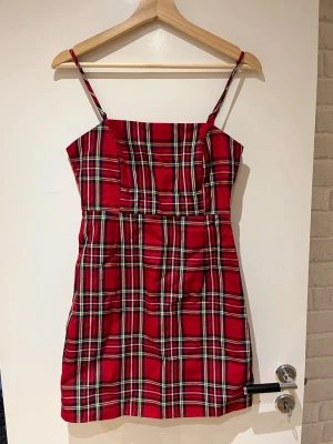 Rödrutig miniklänning  - Söt rödrutig miniklänning från det amerikanska företaget Forever 21. Helt oanvänd med prislappen kvar på.