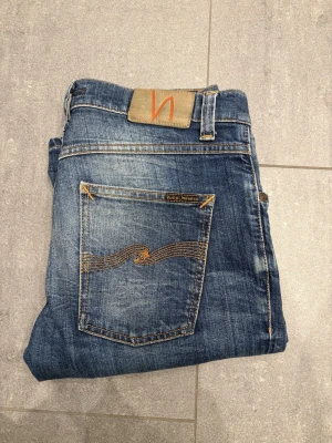 Nudie jeans - Säljer ett feta nudie jeans, jeansen har fet tvätt och är i riktigt bra skick! Modell: Lean Dean. Jeansen är en Slim modell!