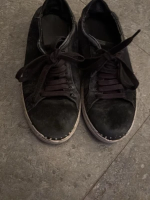 AXEL ARIGATO - Axel Arigato Skor. Medel skick. Sliten på insidan (kan behövas sulbytning) om man vill, funkar utan det.