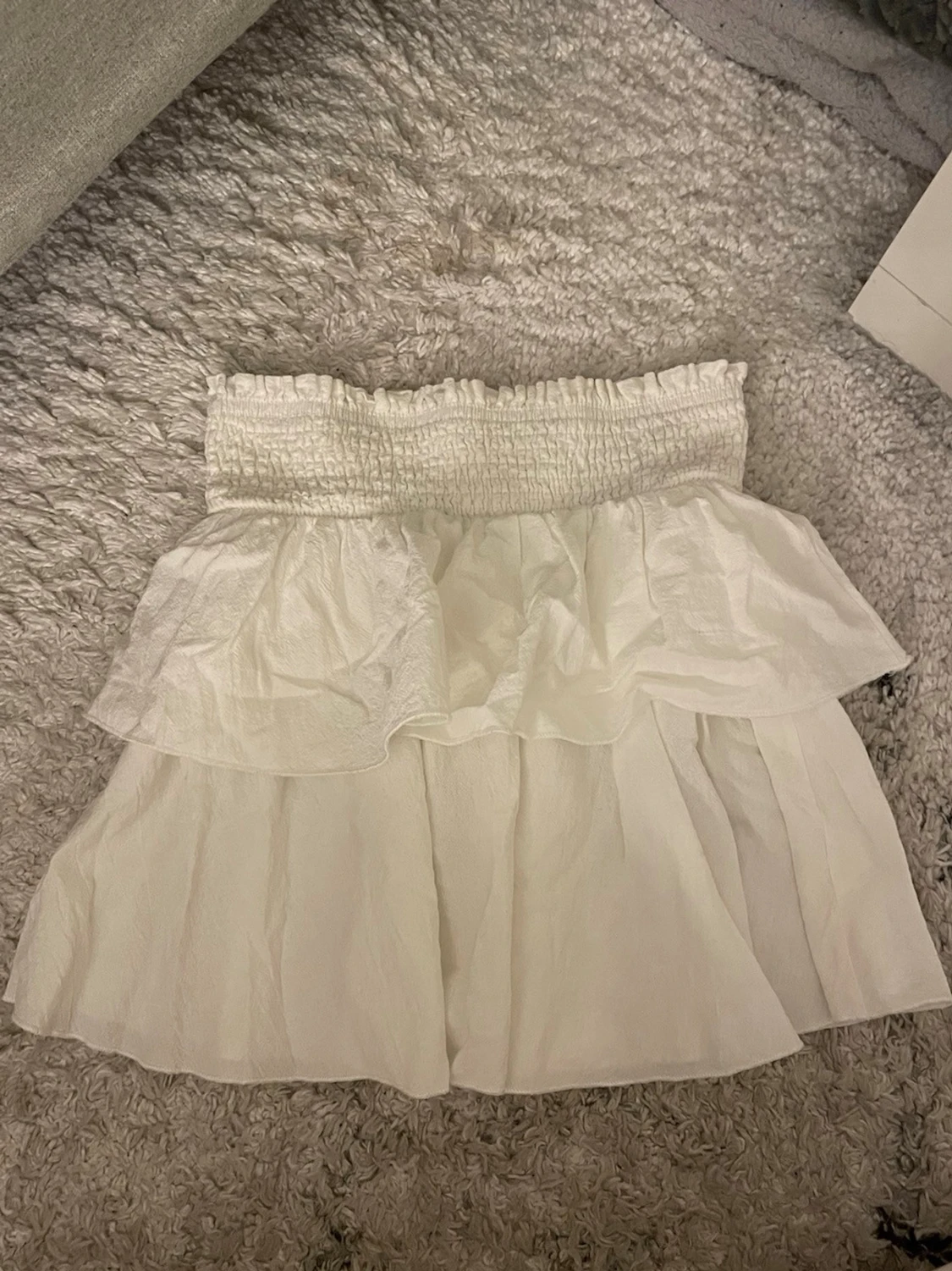 Vit volangkjol med smock