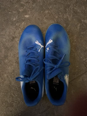 Futsal/inomhusfotbollskor PUMA - Mycket bra skick. Använda bara nån gång.