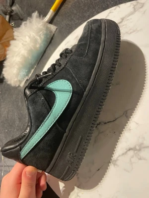 Nike Tiffany and co Air Force 1 - Har ingen original box helt okej skick några märken och små fläckar 