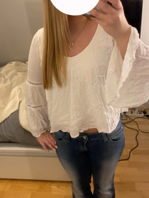 Vit blus - En vit blus från hollister, superfin och perfekt till sommaren💗💗