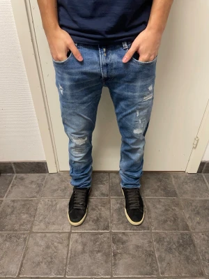 Replay Anbass  - Riktigt feta Replay Anbass jeans med slitningar. Väldigt bra skick. Modellen är 173cm, 64kg. Pris kan diskuteras!:)