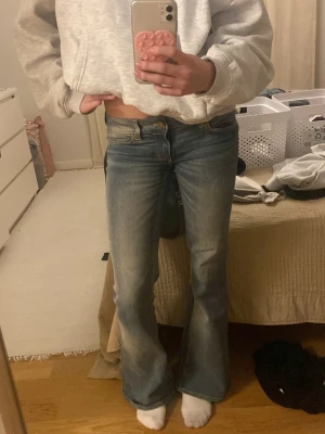 Blå bootcut jeans  - Säljer ett par blå bootcut cheap Monday jeans från weekday som är i bra skick. Dem är i storlek 28/32. 