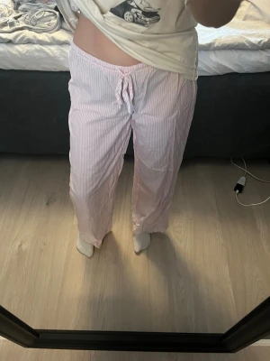 Rosa randiga byxor - Pyjamasbyxor från hm, underkläder syns om man har svart under. Använda typ 2 gånger, super sköna.