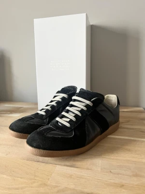 Maison Margiela Skor - Trendiga svarta Maison Margiela Gats till säljes. De är i bra skick men finns tecken på användning. Säljs för billigt pris och är legit checkade, alltså äkta. Hör av er om minsta fundering💫