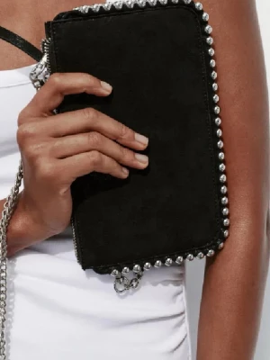 Svart axelväska med kedja - Snygg svart axelväska från Zara i mockaliknande material. Väskan har silverfärgade kedjedetaljer runt kanterna och en lång kedjerem. 