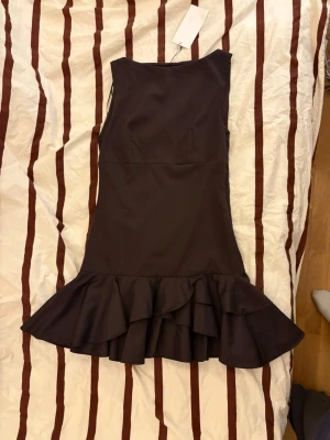 Volangklänning  - Snygg kortklänning med volangdetalj nedtill. 