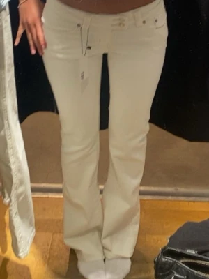 Vita bootcut jeans med låg midja - Säljer ett par vita bootcut jeans med låg midja. Älskar dessa men kommer aldrig till användning. Inprincip helt nya och väldigt fint skick 