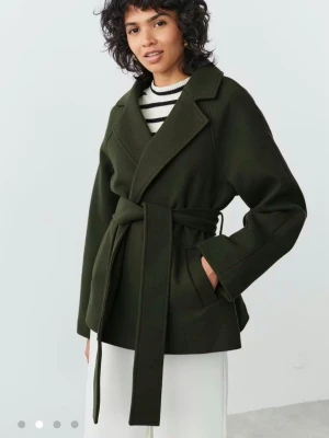 Ginatricot kappa - Kort Kappa med bälte/skärp i grön. Väldigt söt och passar för hösten och vintern