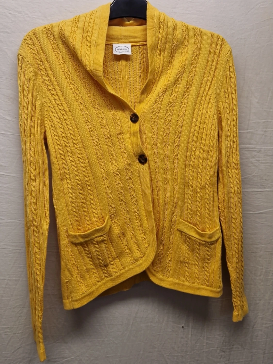 Gul stickad kofta med fickor