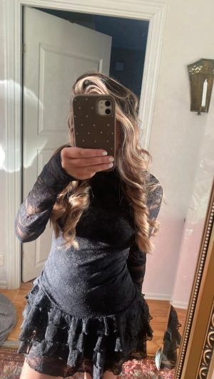 Klänning - Klänning med spets, aldrig använd. 