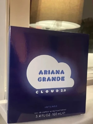 Ariana Grande Cloud 2.0 Intense EdP - Ariana Grande Cloud 2.0 Intense är en parfym med en unik och lekfull design. Flaskan är vit och blå med en molnformad bas och ett genomskinligt moln som lock. Doften är en eau de parfum och flaskan rymmer 100 ml. Perfekt för dig som gillar trendiga och ikoniska dofter. Ca 95% kvar i flaskan. 