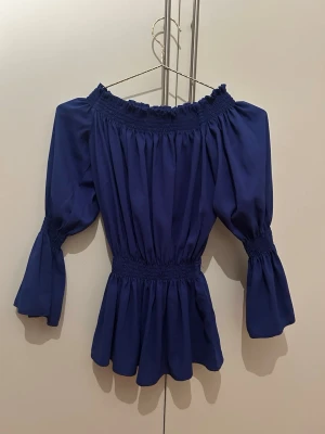 Marinblå blus - Säljer denna superfina blusen från Radiance! Älskar den men kommer tyvärr inte till så mycket användning längre💔Den är i superbra skick utan defekter❤️ Hittar ingen lapp med storlek men skulle gissa att den är i S men den är stretchig så den kan nog passa storlekar över och under också