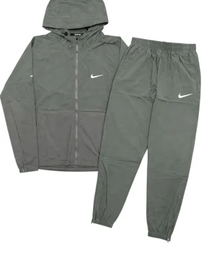 Nike miller windbreaker tracksuit - Grå Nike miller windbreaker tracksuit, helt ny med tags, finns i storlek S och M