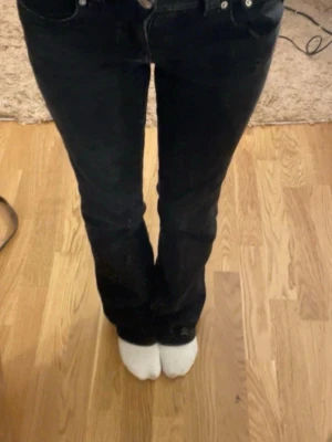 Svarta jeans  - Bootcut jeans från Gina. Dem är knappast andvända, det står att dem är i storlek 36 men skulle säga att dem passar bättre som XS/XXS för dem är ganska så små. Men skit snygga, har bara andvänder 2/3 gånger