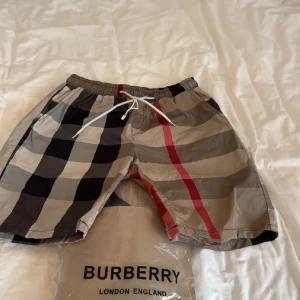Burberry shorts  - Ett par knappt använda shorts från burberry. För funderingar tveka inte att skriva privat.☺️